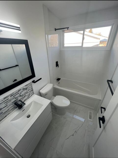 Modern bathroom with tiled feature wall